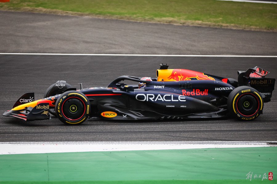 爱游戏入口-索伯车队翻盘阿斯顿马丁，拉塞尔扛起全队